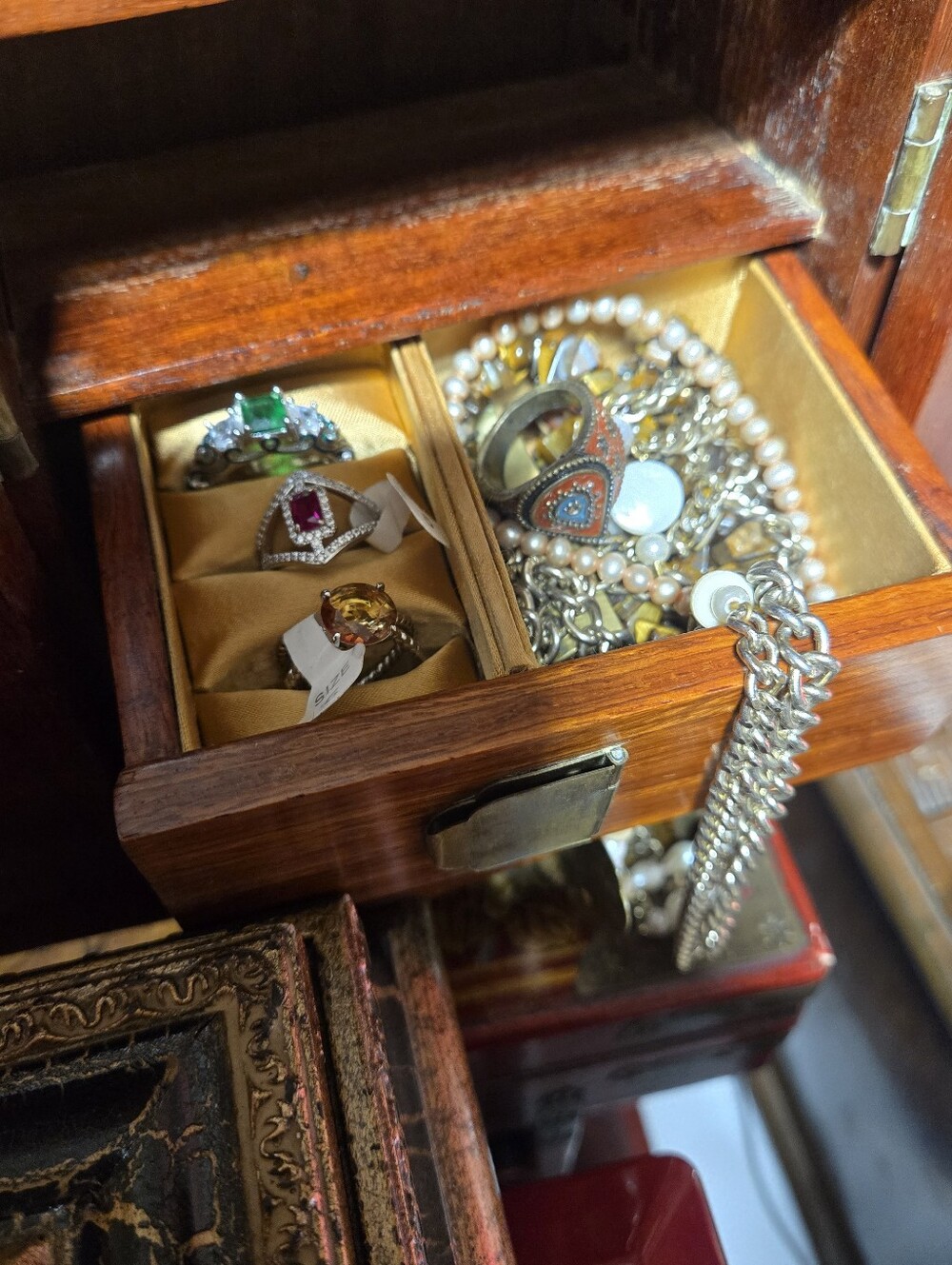 1950s ORIGINALChinese wood & brass-accented jewelry box or Tabletop Dresser - Picture 5 of 11